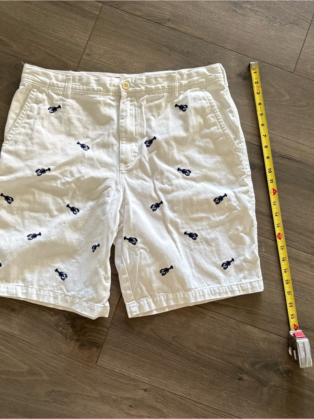 Men’s Izod White Saltwater Chino Shorts With Lobster embroidery detail - SIZE 36